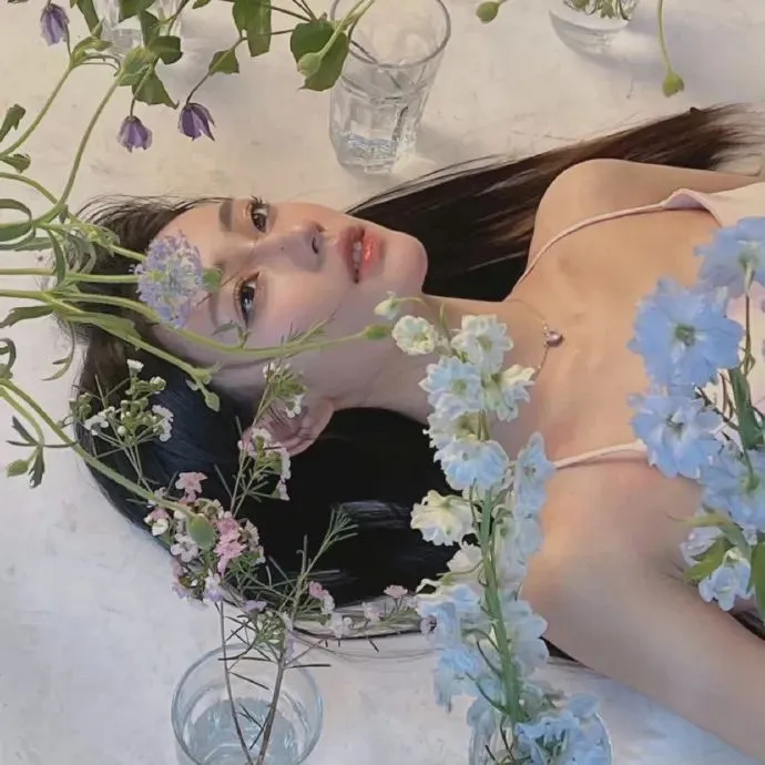 穿条纹睡衣的男孩